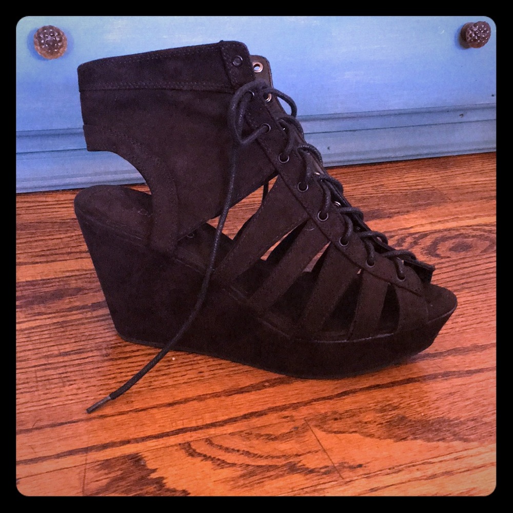 black strappy wedges